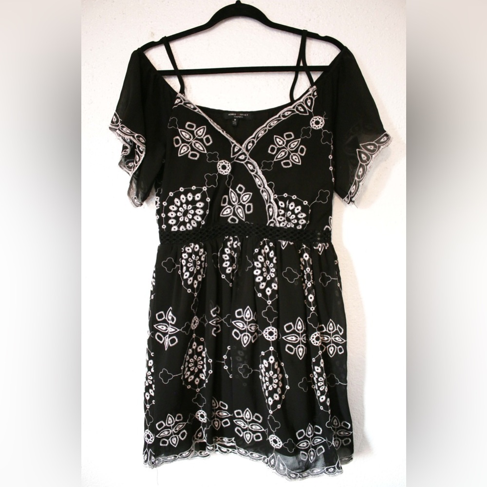 Romeo + Juliet couture Black and White Embroidered Dress size medium cap sleeve